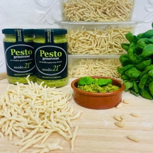 Drei Packungen frischer Trofie mit zwei Gläsern Pesto für die Zubereitung Ihrer eigenen Pesto-Pasta zu Hause.