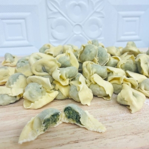 Pansoti ist eine typische ligurische Pasta gefüllt mit Gemüse und Käse. Sie werden mit Walnuss-Sauce gewürzt. Online kaufen.