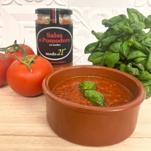 Tomatensoße mit Basilikum. Frisches Produkt.